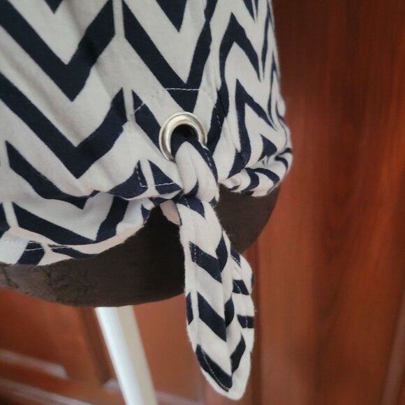 Chicos Womens Chevron Print Knit Top With Side Tie Detail Size 1 Medium - Picture 2 of 5